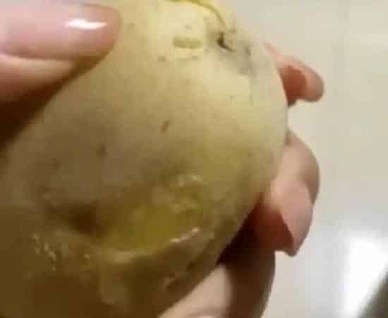 果实保存|女孩看完长津湖回家尝冻土豆 冻土豆能吃吗